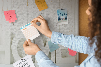 Tablero de anuncios con inscripción HOME elegante sobre fondo blanco