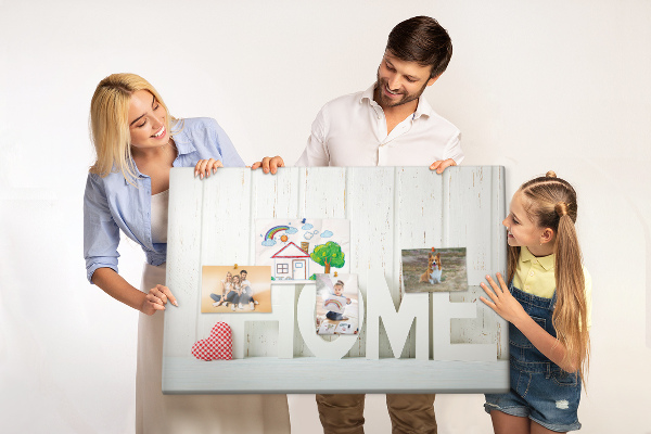 Tablero de anuncios con inscripción HOME elegante sobre fondo blanco