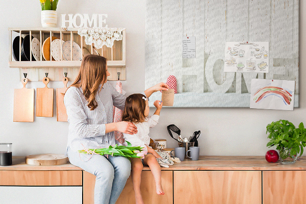 Tablero de anuncios con inscripción HOME elegante sobre fondo blanco
