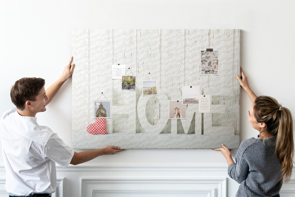 Tablero de anuncios con inscripción HOME elegante sobre fondo blanco