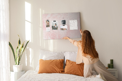 Tablero de corcho decorado con diseño de delicadas rosas rosadas