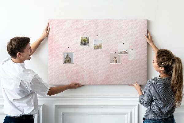 Tablero de corcho decorado con diseño de delicadas rosas rosadas