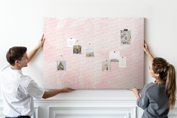 Tablero de corcho decorado con diseño de delicadas rosas rosadas