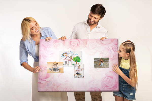 Tablero de anuncios con diseño de rosas rosadas delicadas al fondo