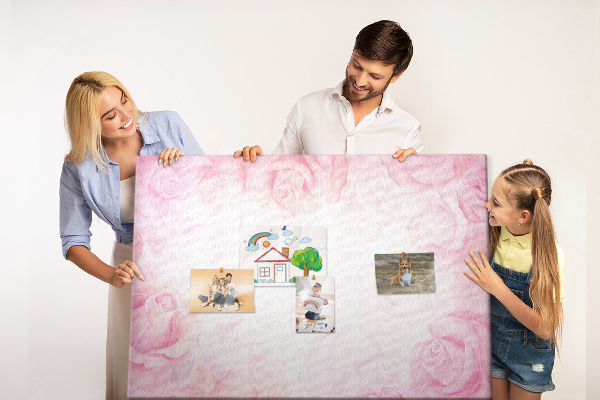 Tablero de anuncios con diseño de rosas rosadas delicadas al fondo