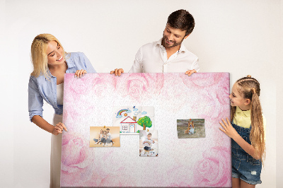 Tablero de anuncios con diseño de rosas rosadas delicadas al fondo