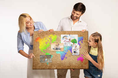 Tablero de corcho decorativo mapa del mundo colorido sobre fondo marrón