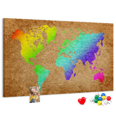 Tablero de corcho decorativo mapa del mundo colorido sobre fondo marrón