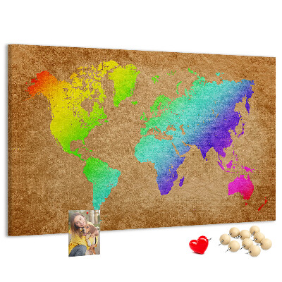 Tablero de corcho decorativo mapa del mundo colorido sobre fondo marrón