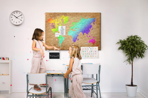 Tablero de corcho decorativo mapa del mundo colorido sobre fondo marrón