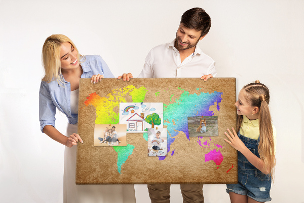 Tablero de corcho decorativo mapa del mundo colorido sobre fondo marrón