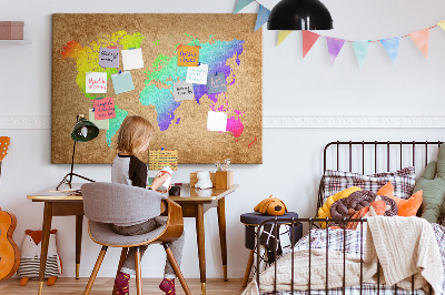 Tablero de corcho decorativo mapa del mundo colorido sobre fondo marrón