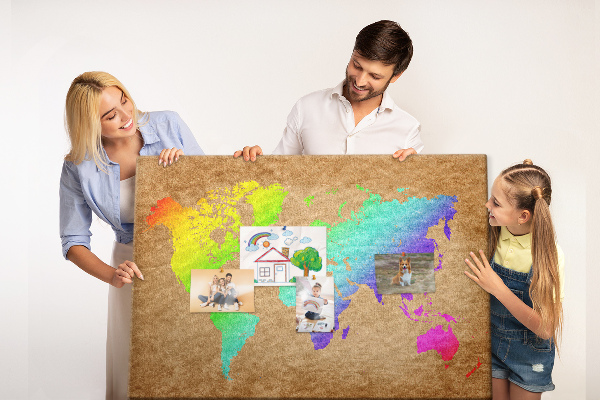 Tablero de corcho decorativo mapa del mundo colorido sobre fondo marrón