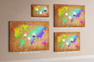 Tablero de corcho decorativo mapa del mundo colorido sobre fondo marrón