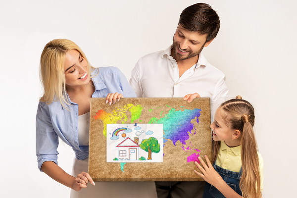 Tablero de corcho decorativo mapa del mundo colorido sobre fondo marrón