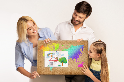Tablero de corcho decorativo mapa del mundo colorido sobre fondo marrón