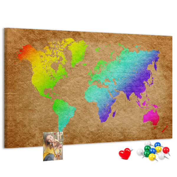 Tablero de corcho decorativo mapa del mundo colorido sobre fondo marrón