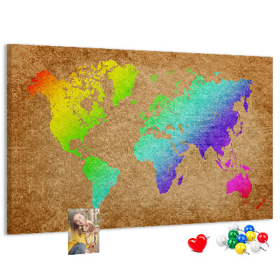 Tablero de corcho decorativo mapa del mundo colorido sobre fondo marrón