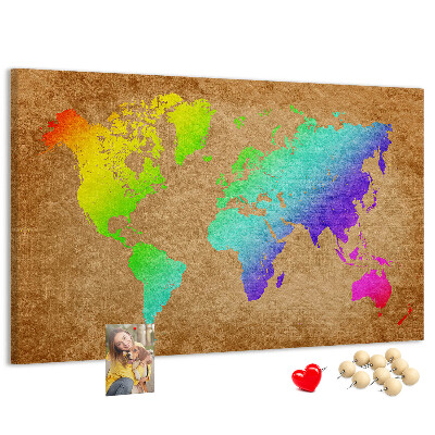 Tablero de corcho decorativo mapa del mundo colorido sobre fondo marrón