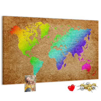 Tablero de corcho decorativo mapa del mundo colorido sobre fondo marrón