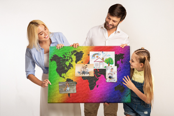 Tablero de corcho decorativo mapa del mundo con diseño arcoíris sobre fondo colorido