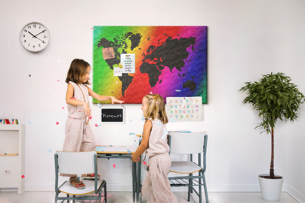 Tablero de corcho decorativo mapa del mundo con diseño arcoíris sobre fondo colorido