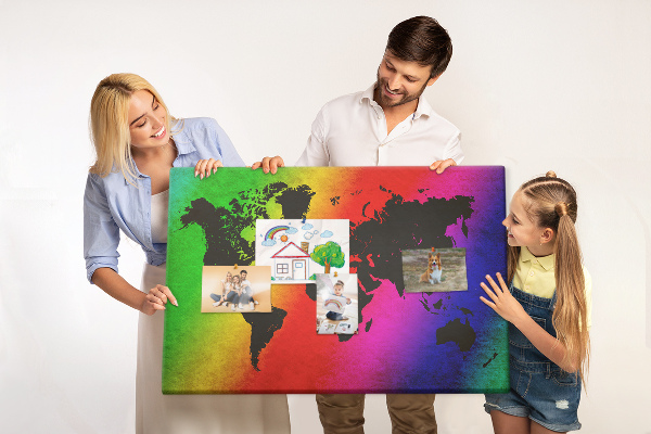 Tablero de corcho decorativo mapa del mundo con diseño arcoíris sobre fondo colorido