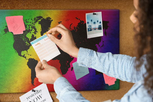 Tablero de corcho decorativo mapa del mundo con diseño arcoíris sobre fondo colorido
