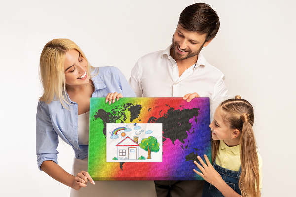 Tablero de corcho decorativo mapa del mundo con diseño arcoíris sobre fondo colorido
