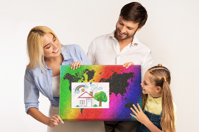 Tablero de corcho decorativo mapa del mundo con diseño arcoíris sobre fondo colorido