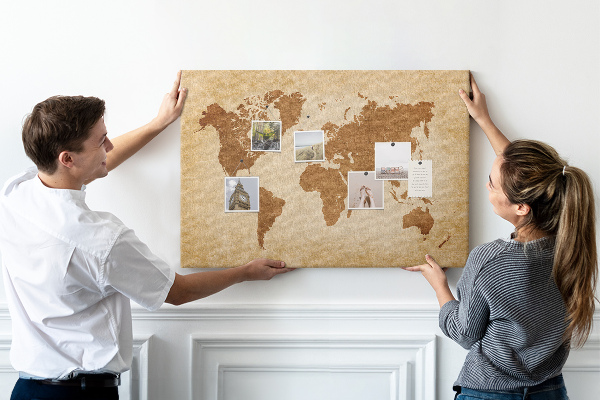 Tablero de anuncios Mapa del mundo antiguo en tonos marrones.