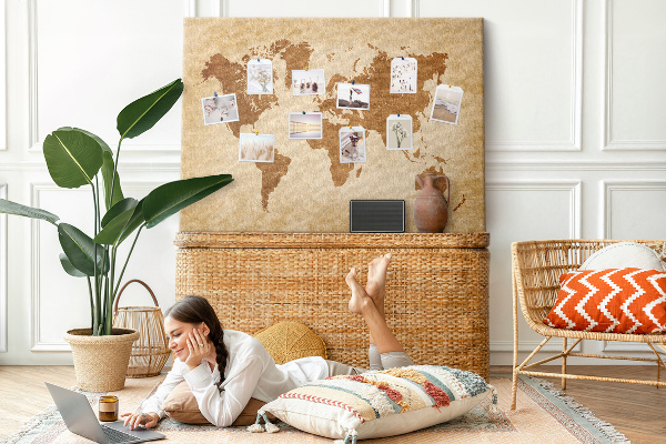 Tablero de anuncios Mapa del mundo antiguo en tonos marrones.