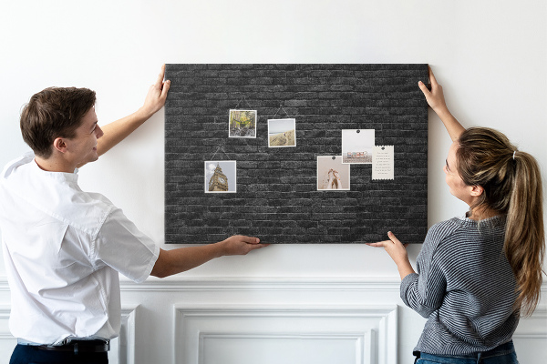 Tablero de corcho decorado con diseño de pared de ladrillo oscuro y texturizado
