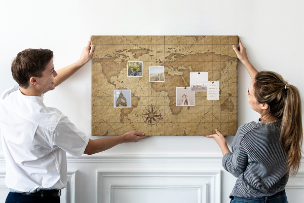 Tablero de anuncios mapa del mundo antiguo con brújula