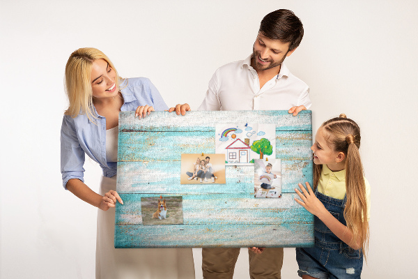 Tablero de anuncios de madera en tonos azules