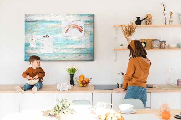 Tablero de anuncios de madera en tonos azules