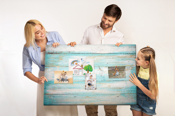 Tablero de anuncios de madera en tonos azules