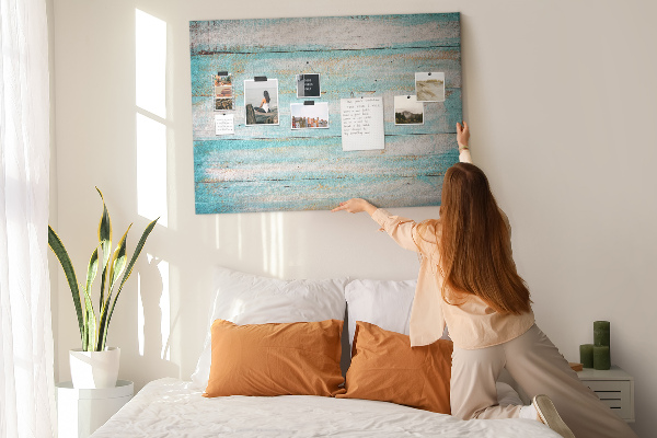 Tablero de anuncios de madera en tonos azules