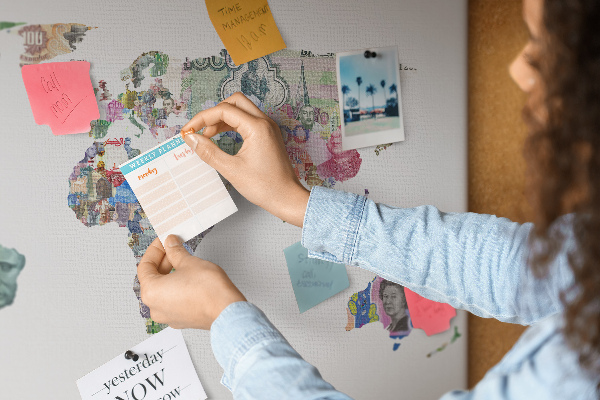 Tablero de corcho decorativo mapamundi diseñado con billetes de diferentes países