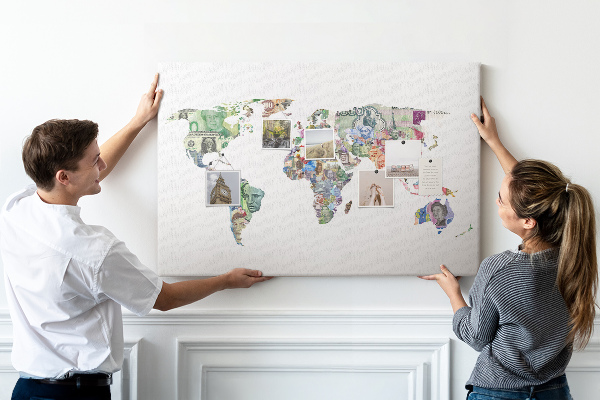 Tablero de corcho decorativo mapamundi diseñado con billetes de diferentes países