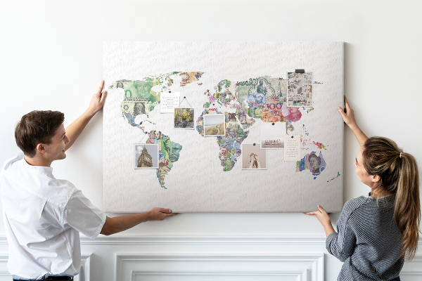 Tablero de corcho decorativo mapamundi diseñado con billetes de diferentes países