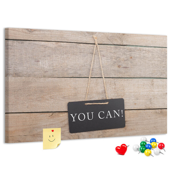 Tablero de anuncios con diseño motivacional sobre fondo de madera