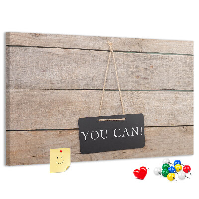Tablero de anuncios con diseño motivacional sobre fondo de madera