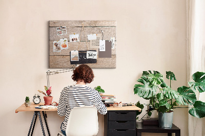 Tablero de anuncios con diseño motivacional sobre fondo de madera