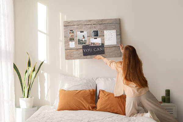 Tablero de anuncios con diseño motivacional sobre fondo de madera