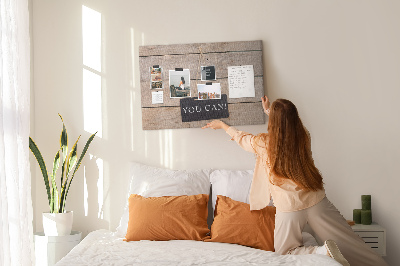 Tablero de anuncios con diseño motivacional sobre fondo de madera