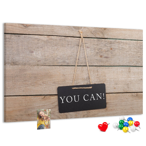 Tablero de anuncios con diseño motivacional sobre fondo de madera