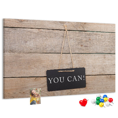 Tablero de anuncios con diseño motivacional sobre fondo de madera