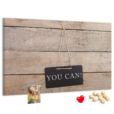 Tablero de anuncios con diseño motivacional sobre fondo de madera