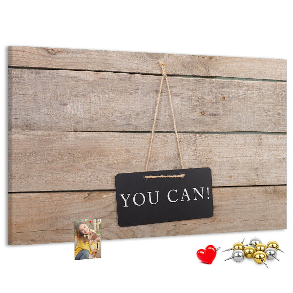 Tablero de anuncios con diseño motivacional sobre fondo de madera